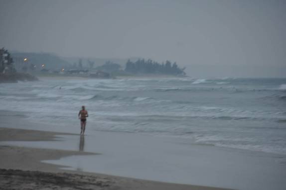 Correndo na praia em Montañita, no Equador